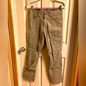 Men’s Wrangler khaki cargo pants, size 30/32